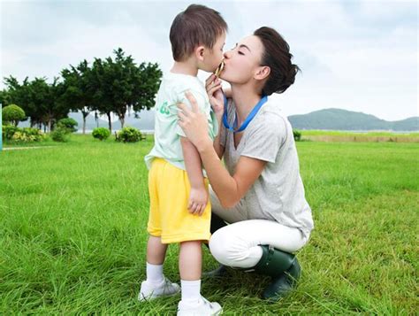 夢見抱別人的孩子|夢見抱著小孩代表什麼